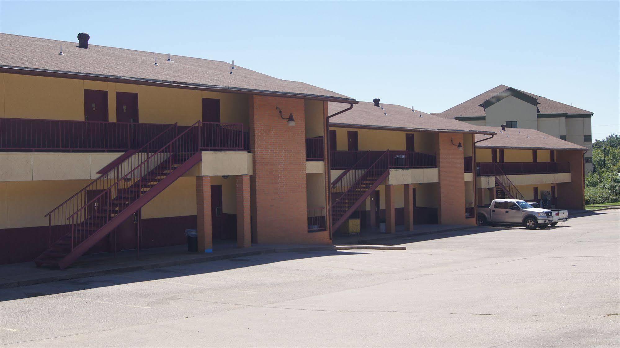 ماكاليستر Holiday Lodge & Suites المظهر الخارجي الصورة