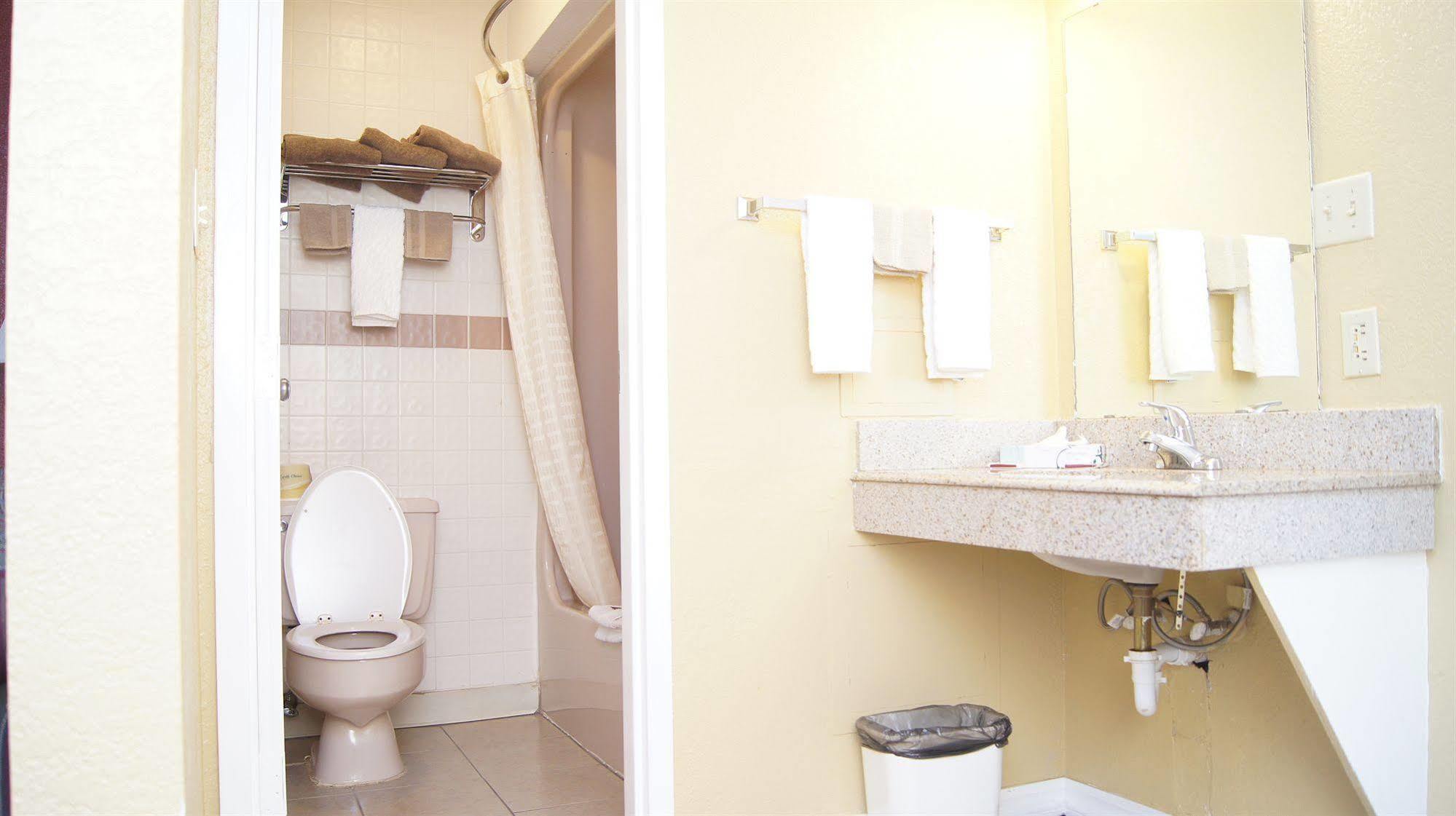 ماكاليستر Holiday Lodge & Suites المظهر الخارجي الصورة